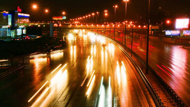 雨天城市的夜间交通视频素材