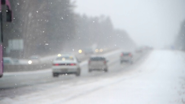 冬天的路在大雪中视频素材