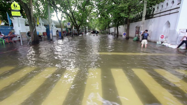 泰国曼谷街道被洪水淹没视频素材