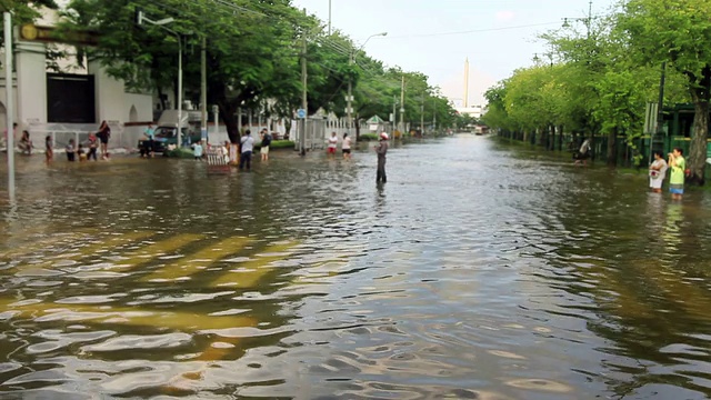 泰国曼谷街道被洪水淹没视频素材