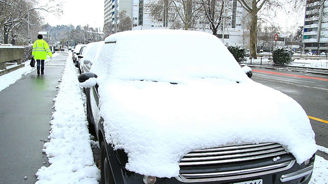 汽车，雪和行人视频素材