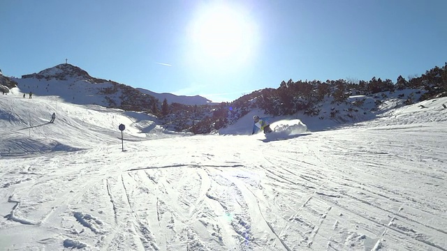 滑雪板制造雪喷雾视频素材