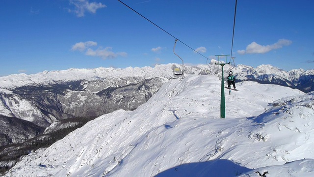 滑雪缆车乘坐视频素材