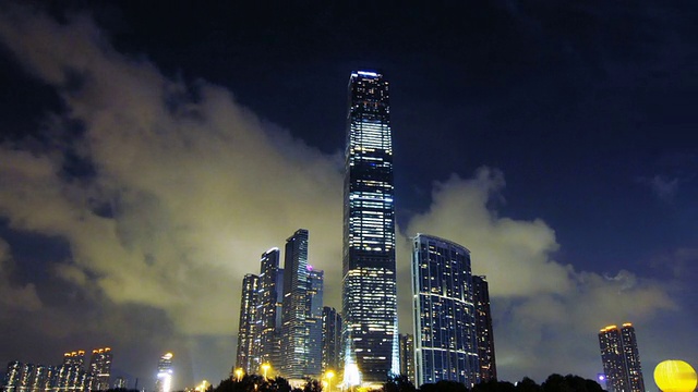 香港国际贸易中心大厦的夜景视频素材