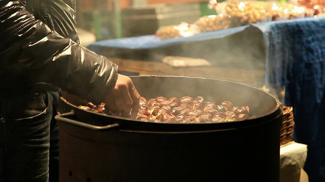 烤栗子的卖家视频素材