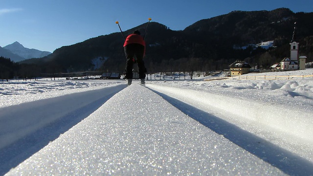 高清:在镜头上方滑雪视频素材