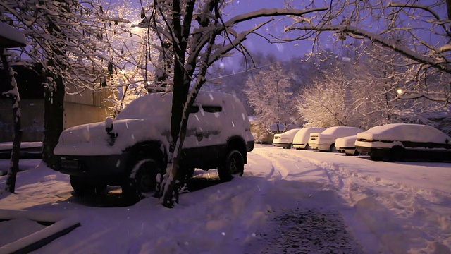 汽车在雪堆视频素材