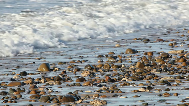 海浪和岩石滩视频素材