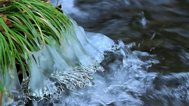 冬季水流湍急。视频素材