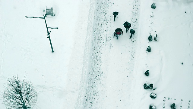 行走在暴风雪视频素材