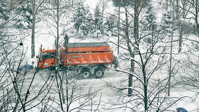 扫雪机清扫街道视频素材