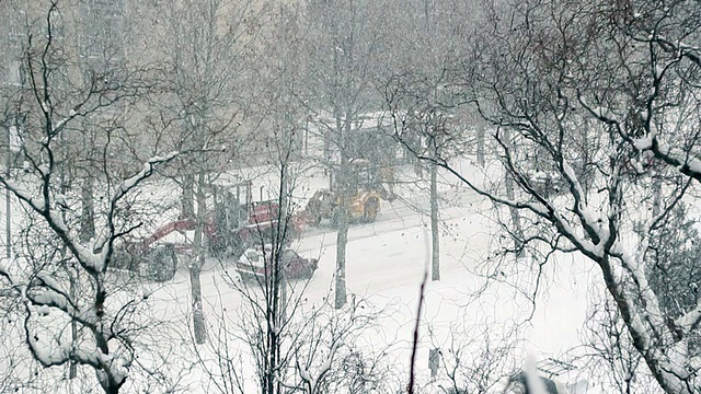 大雪落在城市街道上视频素材