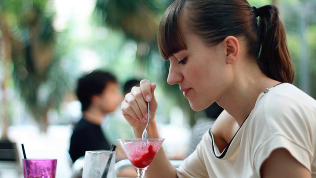 在户外吃水果的女人视频素材