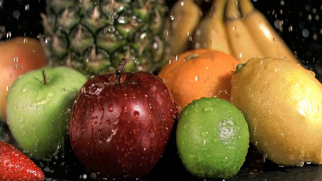 雨水以超慢的动作落在水果上视频素材