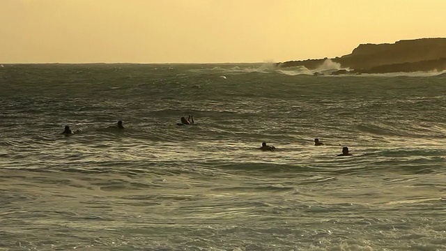 HD:海浪与冲浪者消灭视频素材