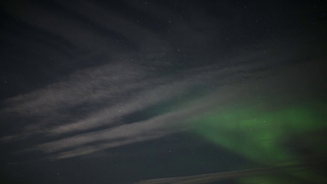 北极夜空上的北极光视频下载