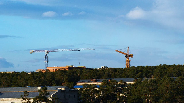 塔式起重机和建筑工地的快速时间流逝视频素材