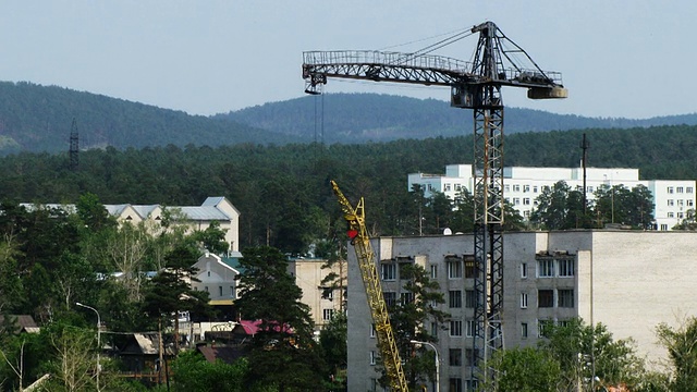 塔式起重机和建筑工地的快速时间流逝视频素材