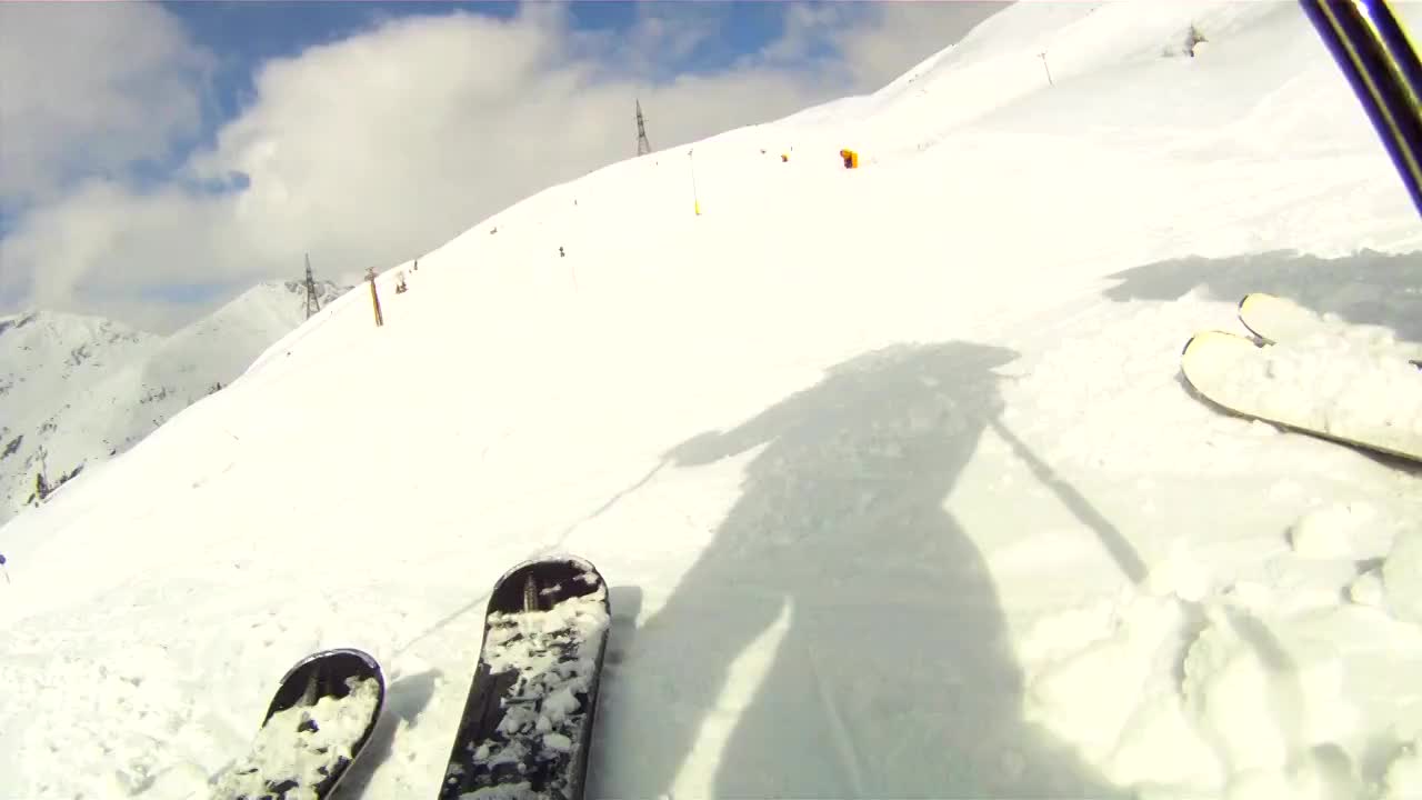 用滑雪板往山下滑雪视频素材