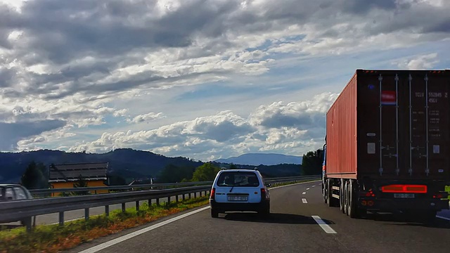 汽车在高速公路上行驶的时间流逝视频素材