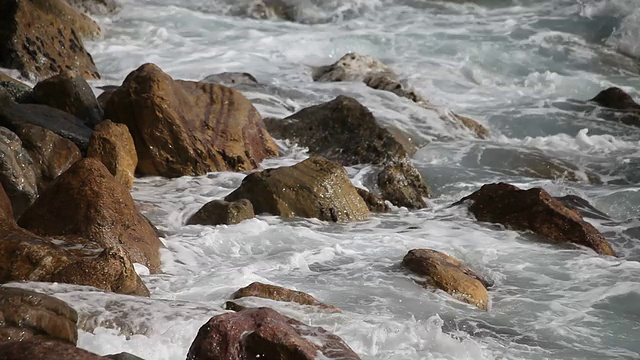 岩石上的波浪HD视频下载