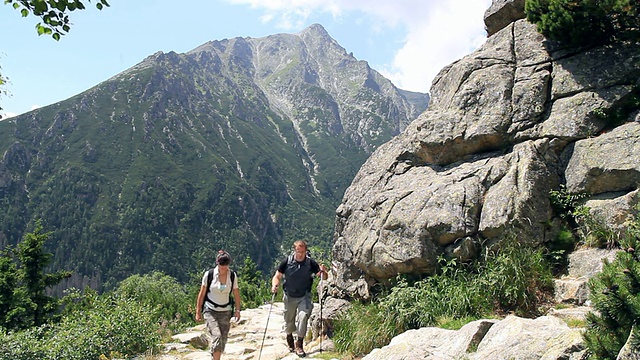 一对夫妇在山里徒步旅行视频素材