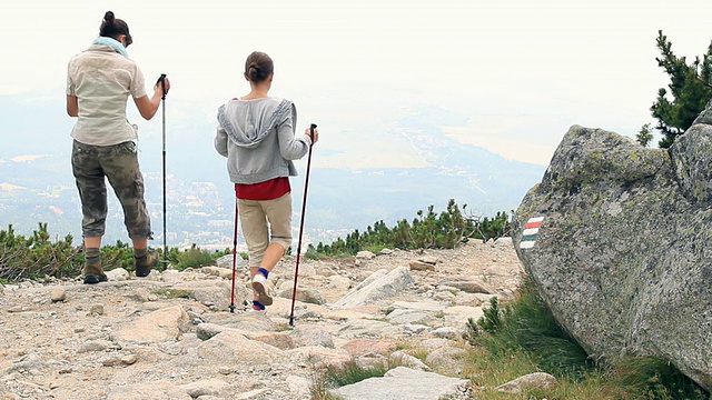 两个女性朋友在山里徒步旅行视频素材