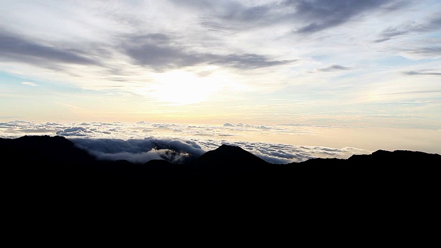 日出时的哈雷阿卡拉山的平移镜头视频下载