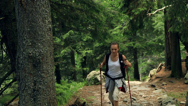 年轻女子在山里徒步旅行的肖像视频素材