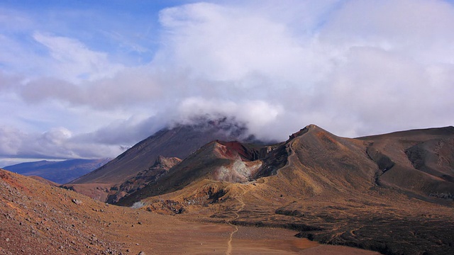 在云中延时两座火山视频素材