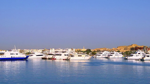 小船和游艇缓缓驶过的海景。视频素材