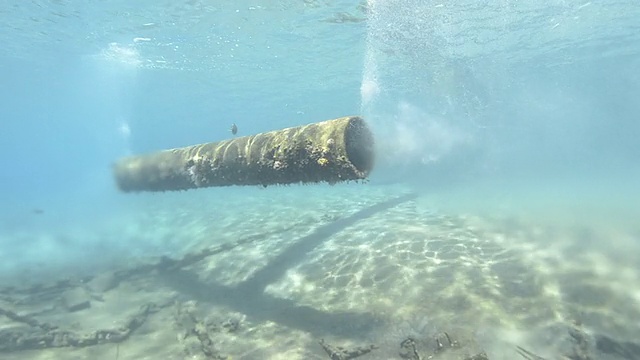 向海洋排放废物的出口管道。视频素材