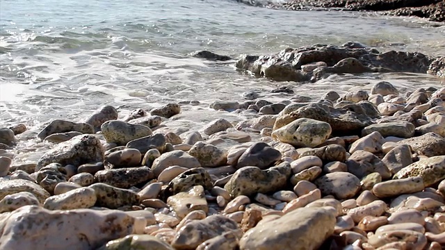 海浪拍打卵石滩视频素材