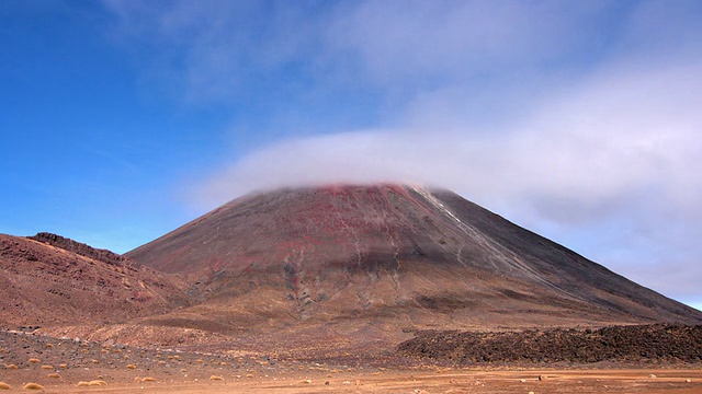 火山在云层中的时间流逝视频下载