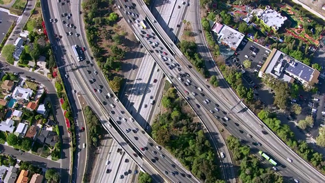 从头顶拍摄的繁忙的高速公路十字路口，洛杉矶视频素材