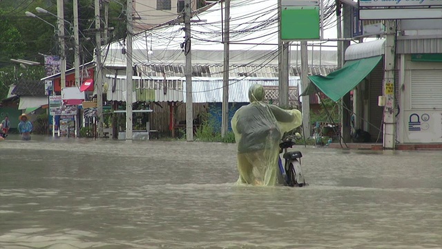 季风雨后被淹没的街道视频下载