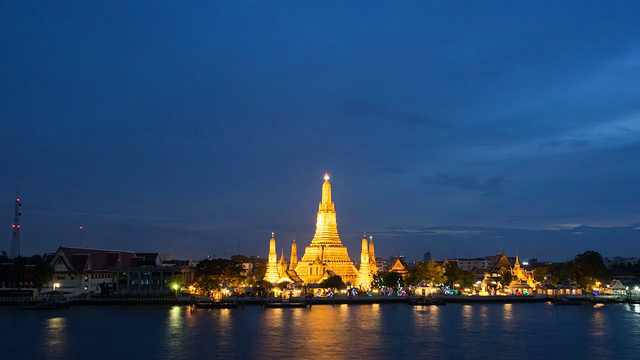 Wat Arun(泰国วัดอรุณ)夜晚时光流逝，泰国，曼谷视频素材