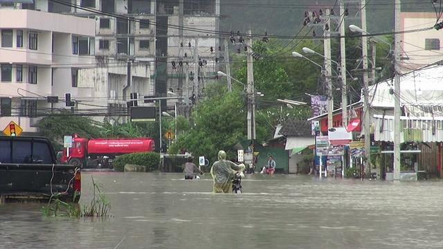 人们走在被洪水淹没的街道上视频下载