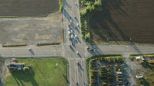 道路交叉口在农村农田-鸟瞰图视频下载