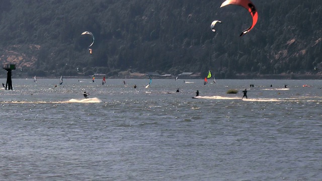 Kiteboarders和windsufers视频素材