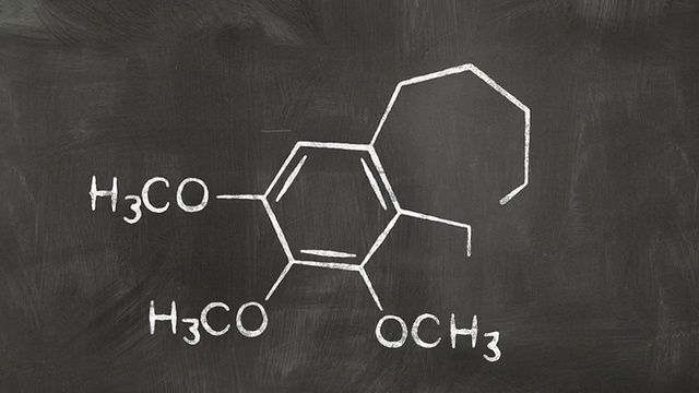 在黑板上画化学公式视频素材