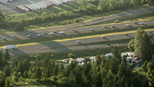 夏季清晨公路交通鸟瞰图视频素材