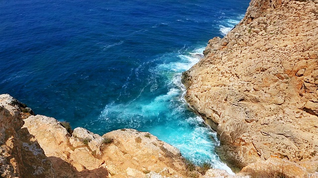 地中海泡沫岩石海岸在巴巴里亚视频素材