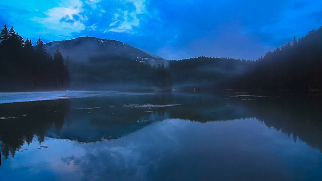 日出时分的神秘湖视频素材