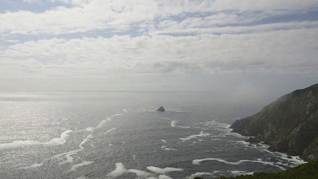 海雾进入海湾。时间流逝视频下载