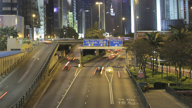 繁忙的高速公路穿过香港的高楼大厦视频素材