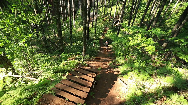 山地自行车跳跃序列视频素材