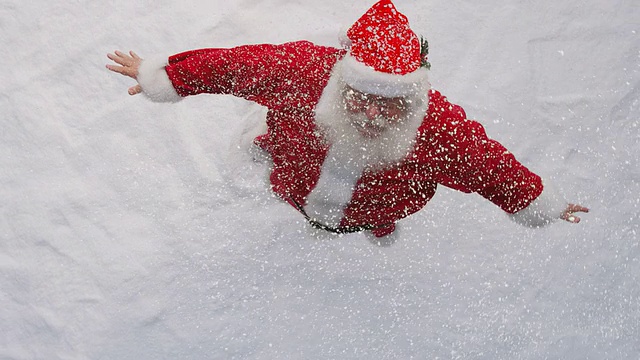 圣诞老人用慢动作把雪抛向空中视频素材