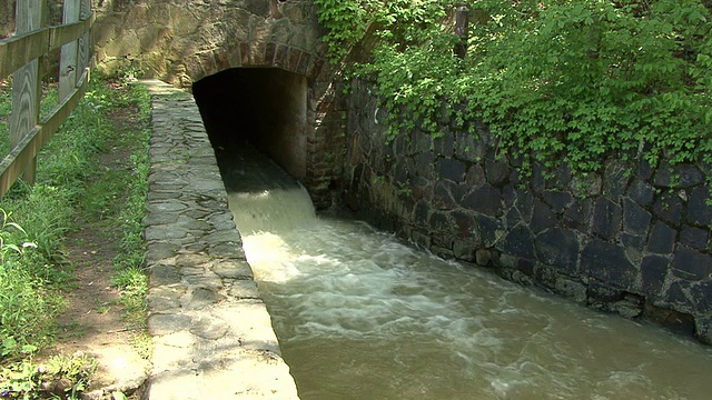 水从排水管视频素材