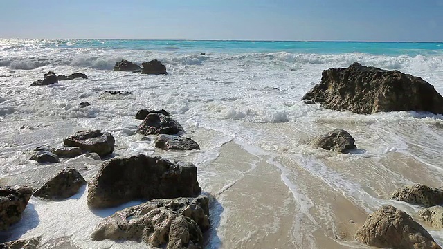 海浪向岸边冲去视频素材